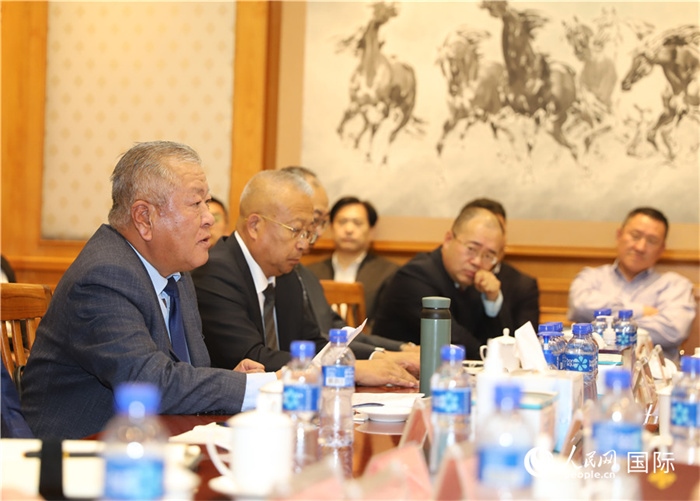 2.2023年10月30日，張義波（左一）會(huì)長(zhǎng)匯報(bào)商會(huì)工作情況。人民網(wǎng)記者 霍文攝