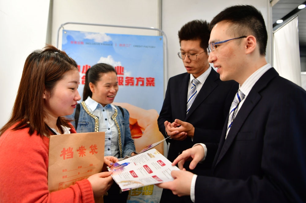 2019年5月9日，兩名鞋業(yè)公司的工作人員（左一和左二）向銀行工作人員咨詢中小微企業(yè)金融服務(wù)方案細則。當日，福建自貿(mào)區(qū)福州片區(qū)稅企銀三方對接會在馬尾基金小鎮(zhèn)舉辦，來自傳統(tǒng)制造業(yè)、物聯(lián)網(wǎng)和電子商務(wù)等行業(yè)的企業(yè)代表參加對接會。新華社記者 魏培全 攝