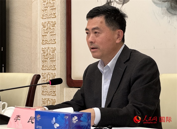 10月31日，歐美同學(xué)會秘書長李民在第五屆中法文化論壇媒體吹風(fēng)會上講話。（人民網(wǎng) 謝瑩攝）