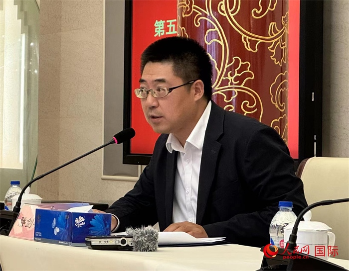 10月31日，歐美同學(xué)會副秘書長滕劍峰在第五屆中法文化論壇媒體吹風(fēng)會上講話。（人民網(wǎng) 謝瑩攝）