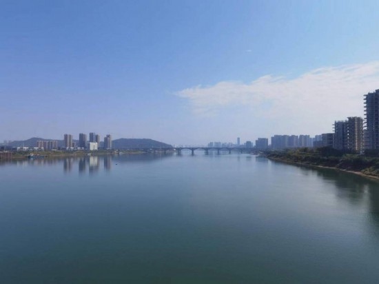10月24日，在清水塘大橋景觀通道上拍攝的湘江景色。本報記者 常雯宜攝