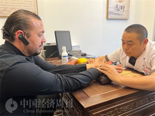  （外媒記者走進(jìn)中醫(yī)堂，問診中醫(yī)名師。中國經(jīng)濟(jì)周刊記者 郭志強攝）