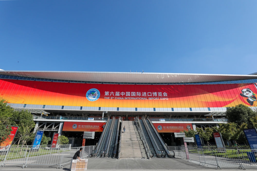 這是第六屆進(jìn)博會(huì)場(chǎng)館國(guó)家會(huì)展中心（上海）外景（2023年11月2日攝）。新華社記者 辛夢(mèng)晨 攝