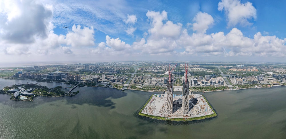 空中俯瞰中國(guó)（上海）自由貿(mào)易試驗(yàn)區(qū)臨港新片區(qū)，左上為東海大橋，前為建設(shè)中的中銀金融中心大樓（2023年9月6日攝，無人機(jī)照片）。新華社記者 方喆 攝