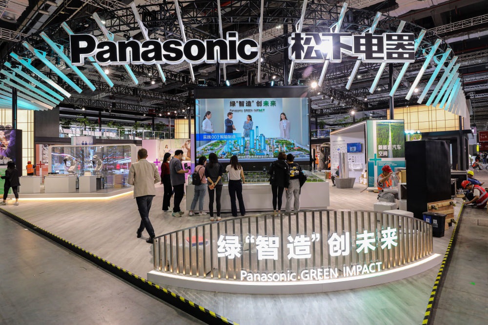 2023年11月2日，工作人員在進(jìn)博會(huì)松下電器展位做準(zhǔn)備工作。新華社記者 辛夢(mèng)晨 攝