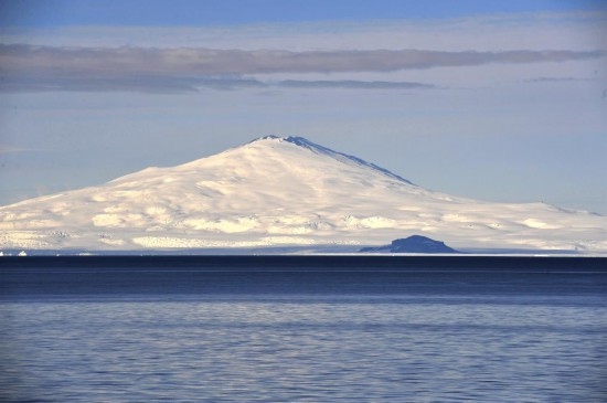 羅斯海沿岸的火山。新華社記者 張建松 攝