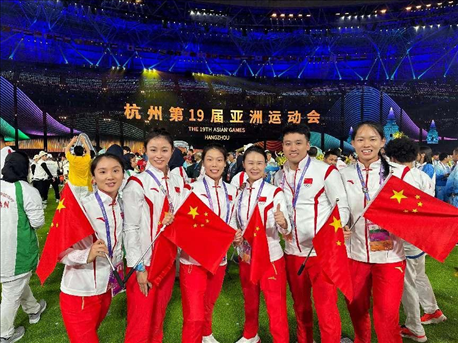 杭州亞運(yùn)會(huì)閉幕式上，教練李紅（右三）和隊(duì)員們合影（左二為龔莉）。受訪者供圖
