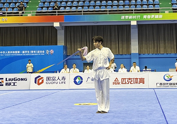 11月6日，第一屆全國學(xué)生（青年）運動會武術(shù)套路（大學(xué)組）男子自選劍術(shù)比賽中。人民網(wǎng)記者 歐興榮攝
