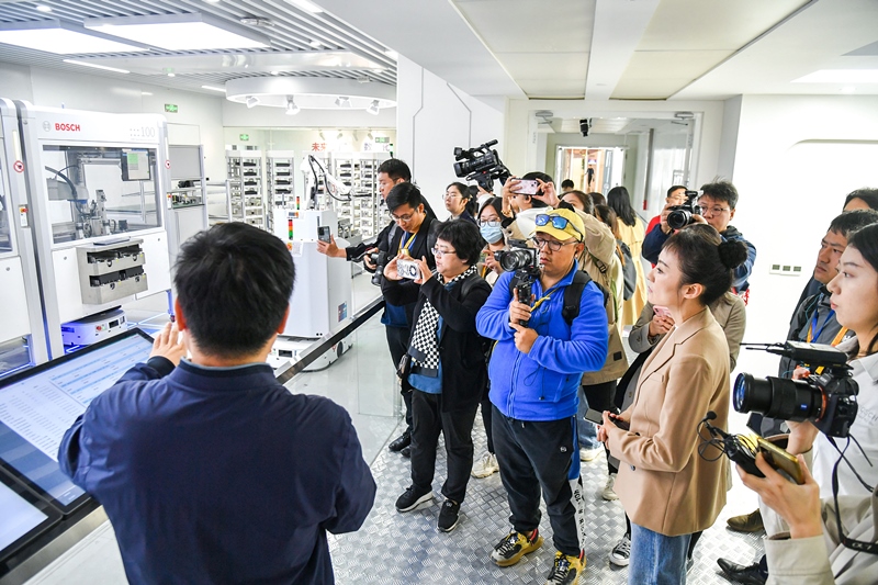 2023年10月16日，第三屆“一帶一路”國際合作高峰論壇新聞中心組織中外記者采訪。記者在中德大廈內的博世未來工廠展區(qū)參觀，了解其高質量創(chuàng)新發(fā)展成果。