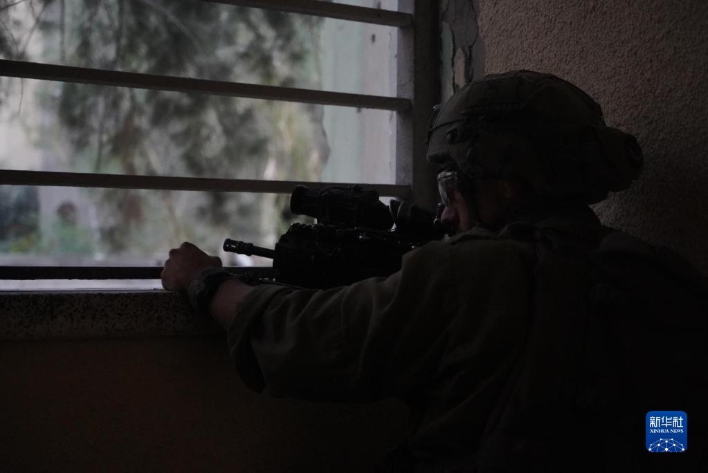 這張以色列國(guó)防軍11月9日發(fā)布的照片顯示，以軍地面部隊(duì)在加沙城進(jìn)行軍事行動(dòng)。新華社發(fā)