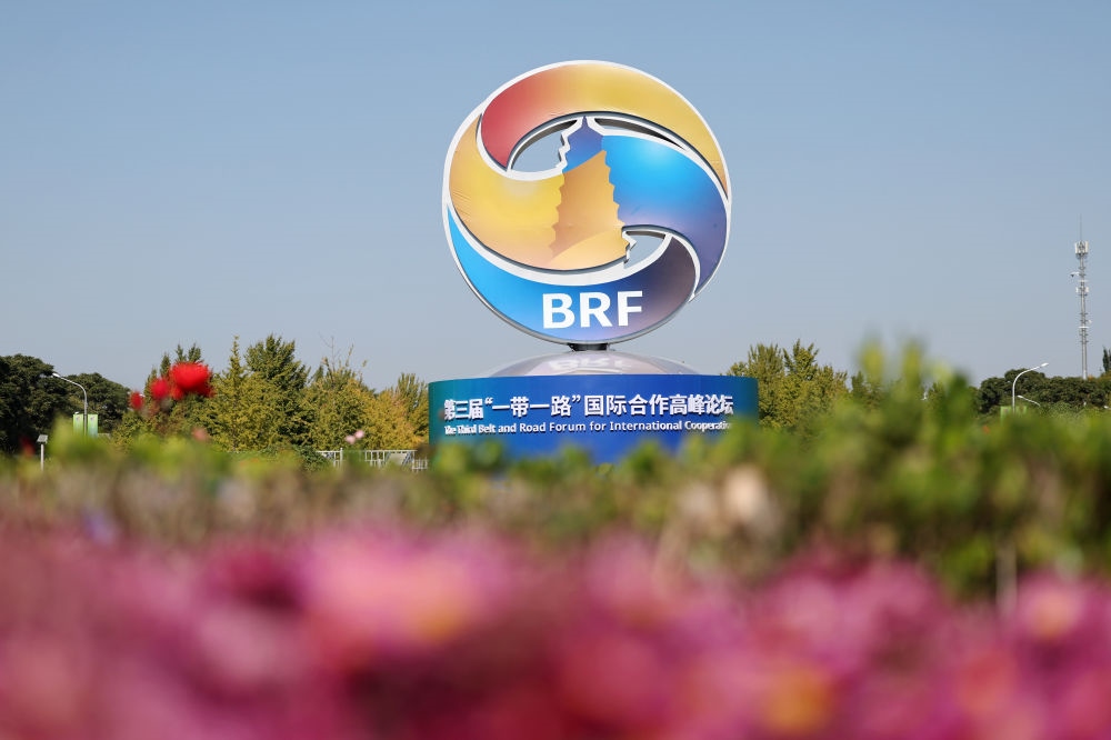 這是在北京市北土城路附近拍攝的“一帶一路”國際合作高峰論壇景觀布置（2023年10月16日攝）。第三屆“一帶一路”國際合作高峰論壇于10月17日至18日在北京舉行。新華社記者 陳斌 攝