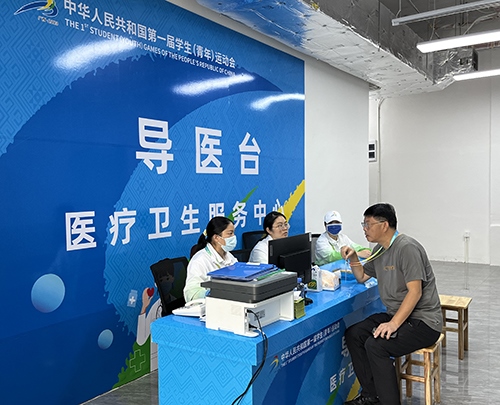 村內(nèi)住客在醫(yī)療衛(wèi)生服務(wù)中心導(dǎo)醫(yī)臺(tái)問(wèn)診。人民網(wǎng)記者 歐興榮攝
