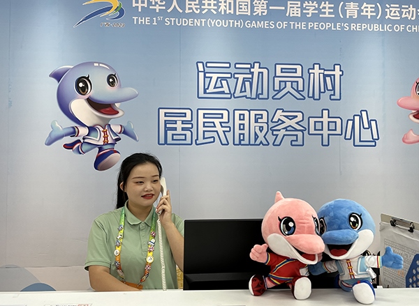 朱珊妮在接聽住宿服務(wù)中心的熱線電話。人民網(wǎng)記者 歐興榮攝