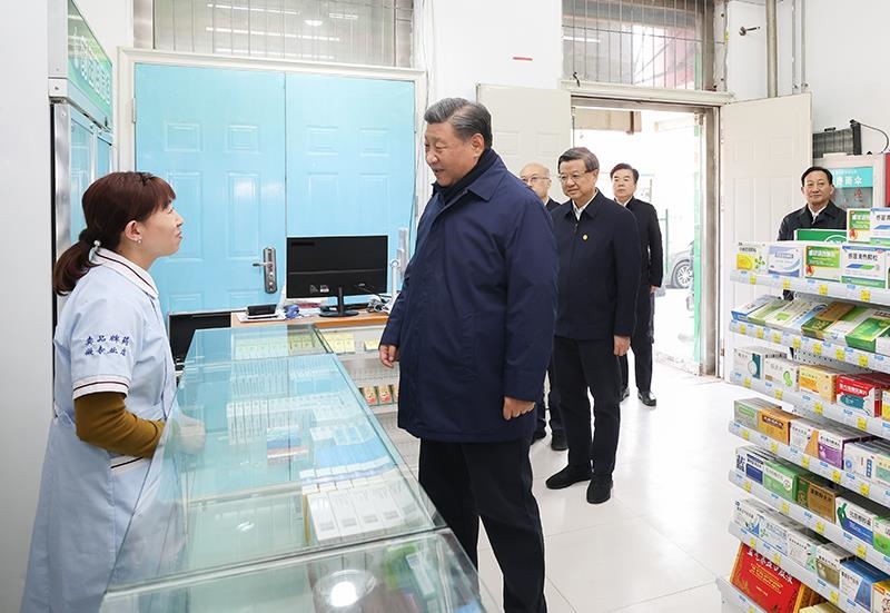 2023年11月10日，習近平總書記在河北保定涿州市永濟秀園小區(qū)門口藥店，了解經(jīng)營恢復情況。