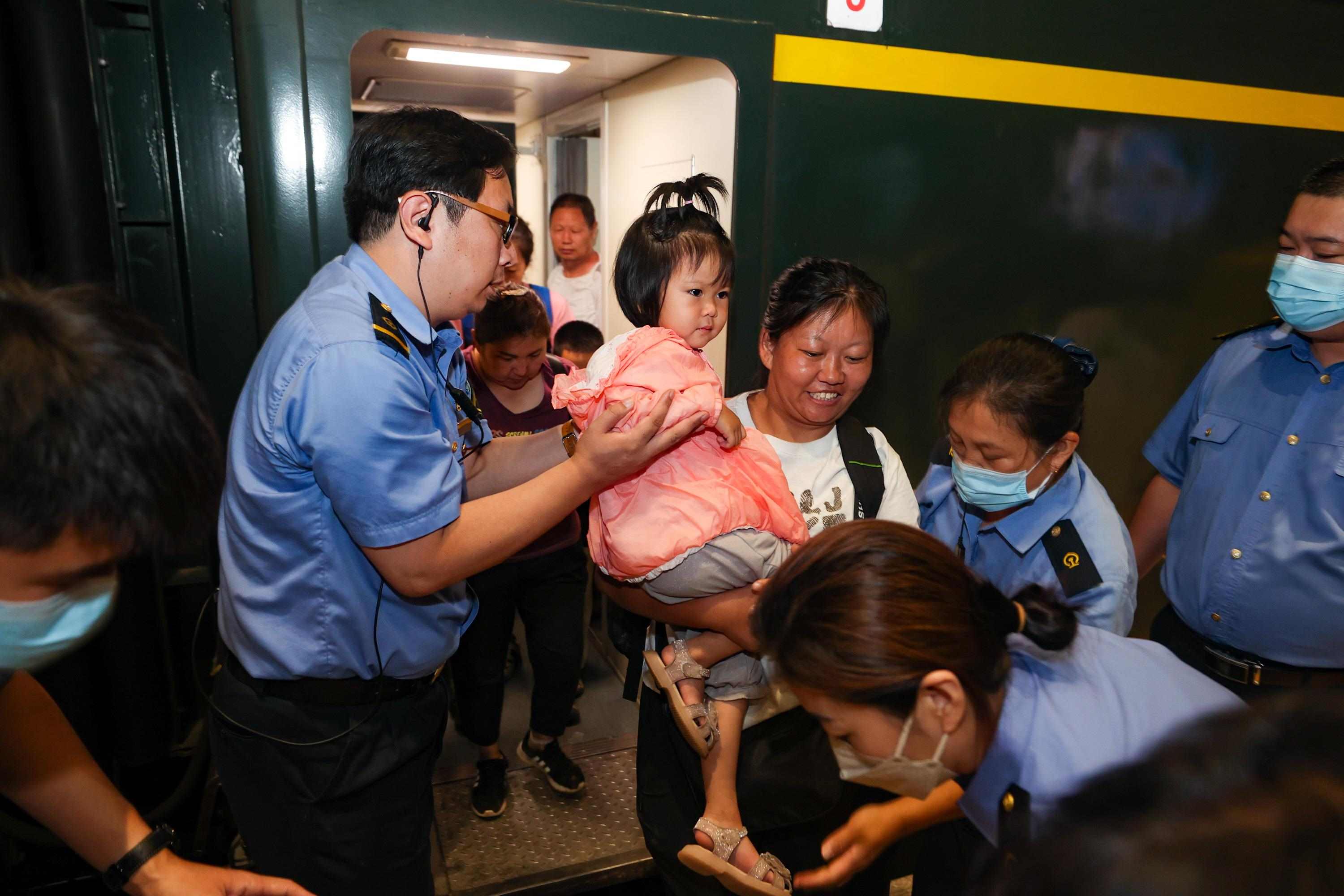 2023年8月2日，因強降雨被困的K396次列車第二批近500名旅客在救援隊的一路護送下，徒步五個小時抵達妙峰山鎮(zhèn)水峪嘴村。稍作休整后，他們乘坐臨時旅客列車前往北京豐臺站。