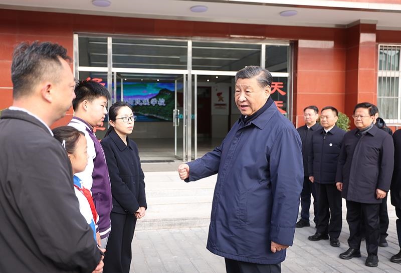 2023年11月10日，習近平總書記在北京門頭溝妙峰山民族學校，親切慰問因公犧牲烈士家屬。