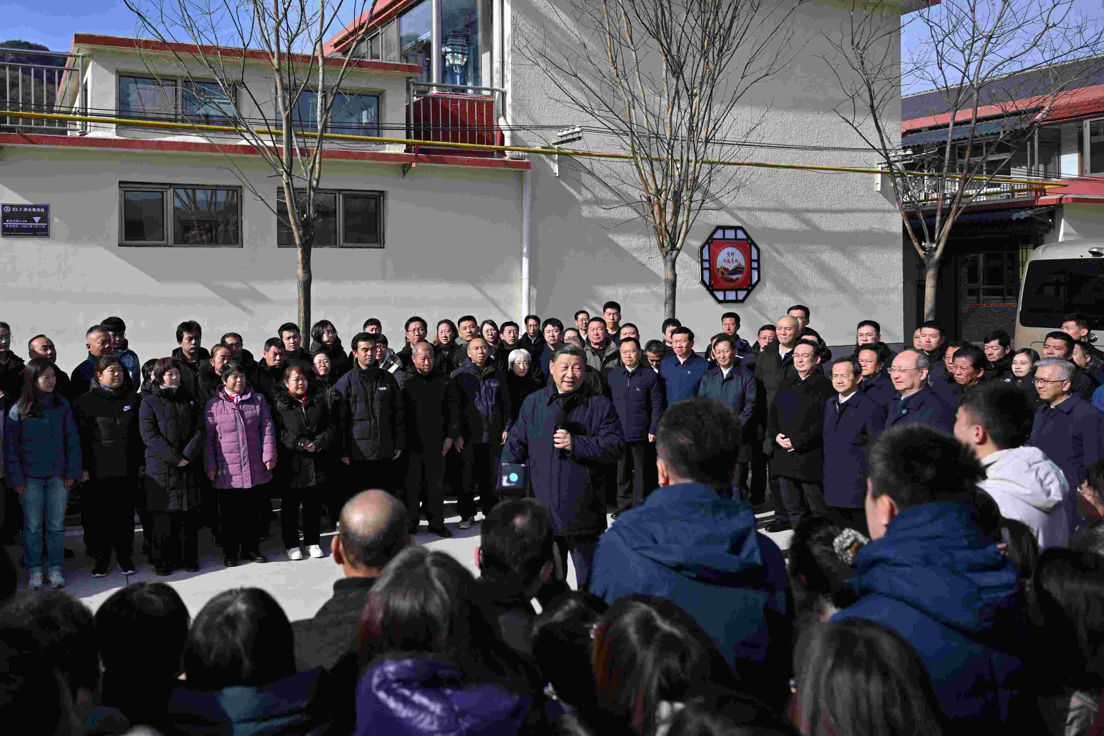 2023年11月10日，習(xí)近平總書記在北京市門頭溝區(qū)妙峰山鎮(zhèn)水峪嘴村考察時(shí)，同當(dāng)?shù)厝罕娪H切交流。