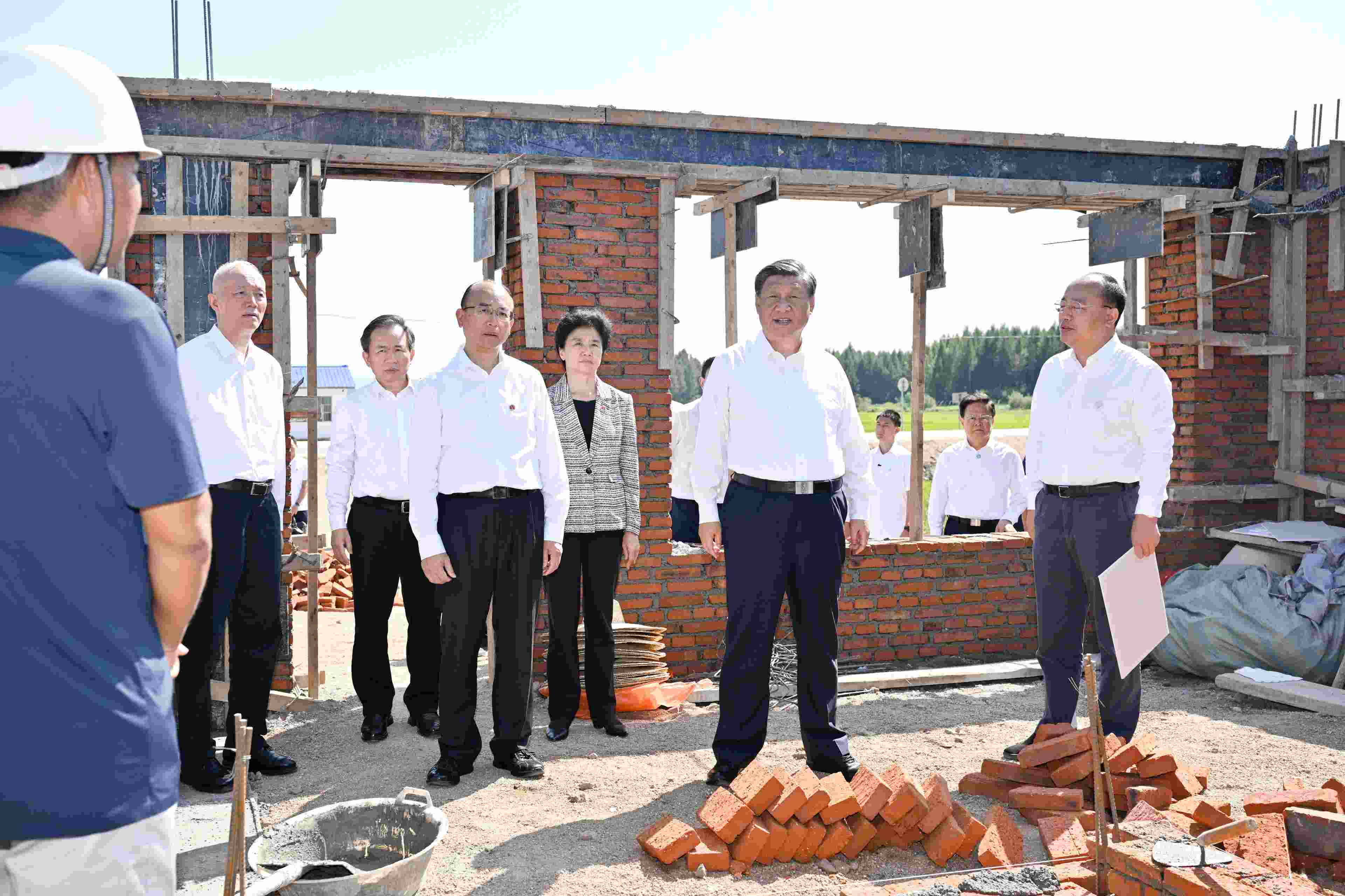 2023年9月7日，習(xí)近平總書記在遭受洪澇災(zāi)害的黑龍江省哈爾濱尚志市老街基鄉(xiāng)龍王廟村，察看水毀房屋重建情況。