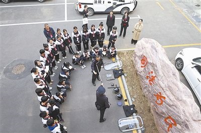 圖②：法警對警用裝備的使用進行現(xiàn)場演示。