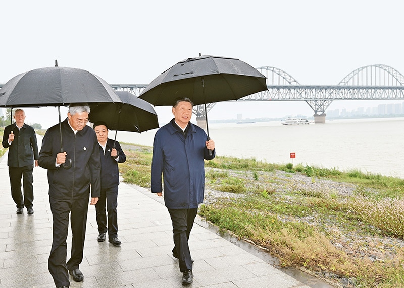 2023年10月10日至13日，中共中央總書記、國家主席、中央軍委主席習(xí)近平在江西考察。這是10日下午，習(xí)近平在長江國家文化公園九江城區(qū)段考察時，冒雨沿江堤步行察看沿岸風(fēng)貌。 新華社記者 謝環(huán)馳/攝