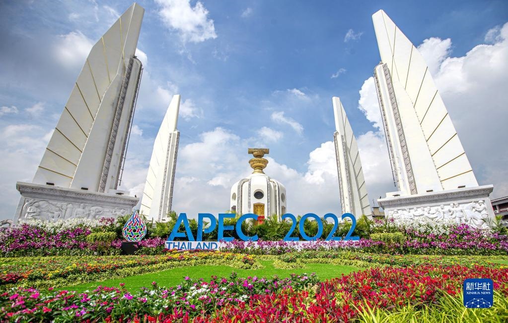 這是2022年11月16日在泰國首都曼谷街頭拍攝的2022年亞太經(jīng)合組織會議標識。新華社記者 王騰 攝