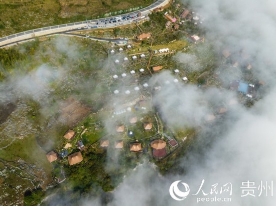 航拍掩映在晨間薄霧中的“花都里·化屋野奢度假營地“。人民網 陽茜攝