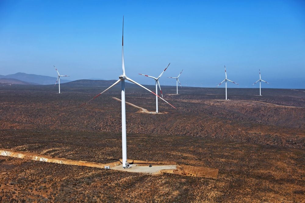 這是2023年2月14日拍攝的位于智利中部沿海的蓬塔謝拉風電場。蓬塔謝拉風電場是中國在智利投資建設的首個風電場，2018年正式投產(chǎn)發(fā)電，可滿足13萬戶家庭的用電需求，同時每年還能減少15.7萬噸碳排放。