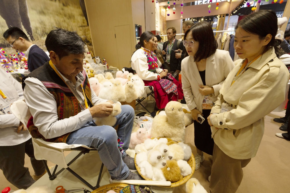 2023年11月7日，秘魯羊駝毛制品手藝人馬馬尼大叔在中國上海舉辦的第六屆進博會上展示羊駝玩偶制作工藝。秘魯特色羊駝毛制品連續(xù)六屆在進博會上亮相，收獲大量訂單。進博會大舞臺讓秘魯傳統(tǒng)手藝人有了更廣闊的發(fā)展空間。