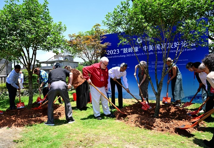 2023年6月28日，出席“鼓嶺之友”座談會(huì)的中美各界人士在鼓嶺共同植樹留念。