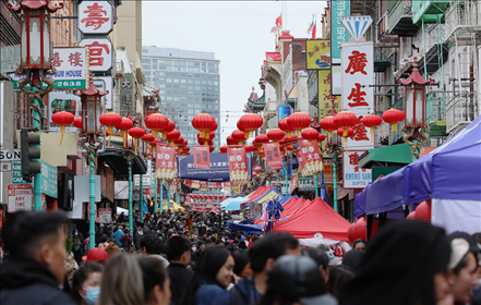 2023年1月15日，人們?cè)诿绹f金山唐人街的迎春街會(huì)上游覽、購物。當(dāng)日，為期兩天的迎春街會(huì)在美國舊金山唐人街閉幕，活動(dòng)吸引了大批市民和游客。新華社發(fā)
