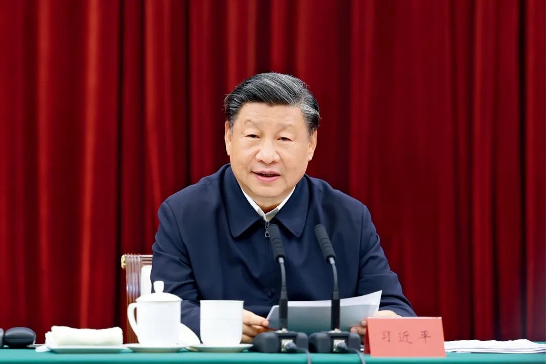 2023年10月12日，中共中央總書記、國家主席、中央軍委主席習近平在江西省南昌市主持召開進一步推動長江經濟帶高質量發(fā)展座談會并發(fā)表重要講話。習近平強調，完善跨區(qū)域、跨部門、跨層級的數據信息共享和流程互聯互通，深化政務服務合作，優(yōu)化營商環(huán)境。圖/新華社記者 鞠鵬 攝