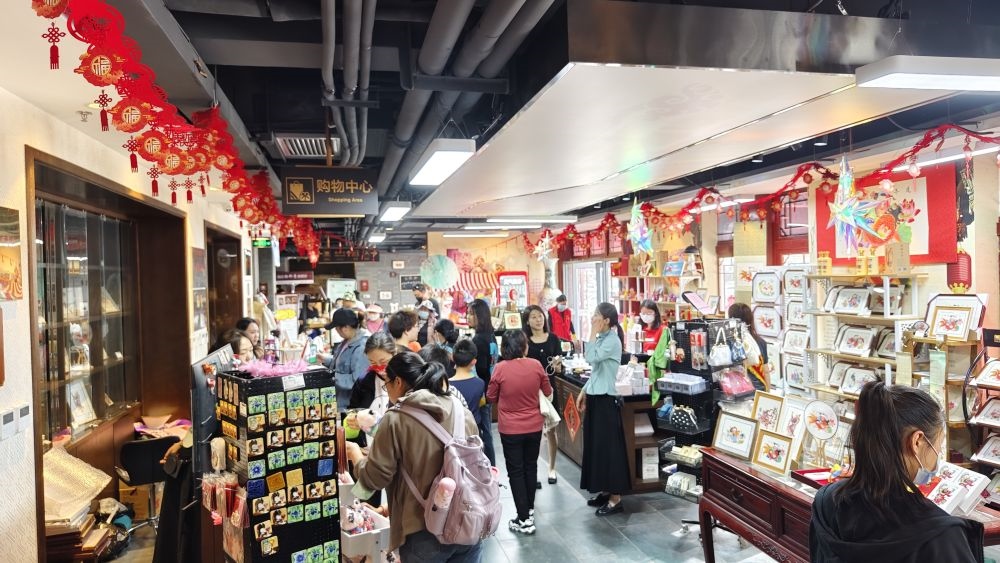 游客在天津市西青區(qū)楊柳青民俗文化館游覽。（新華社記者宋瑞 攝）