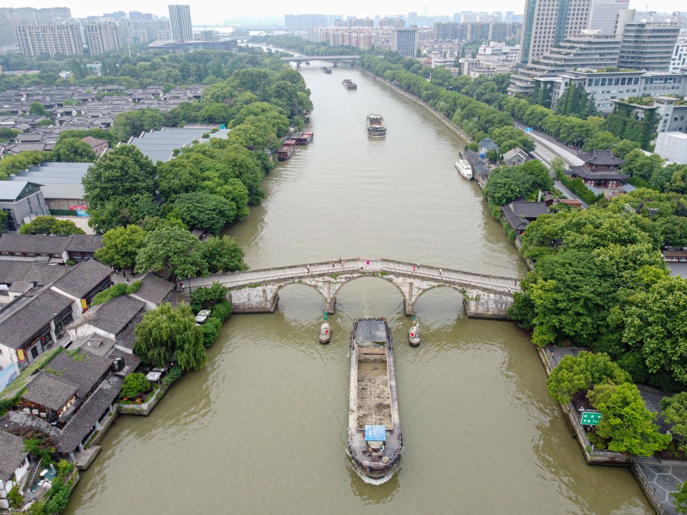 2022年5月27日，貨船通過京杭大運(yùn)河杭州段拱宸橋。（新華社記者江漢 攝）