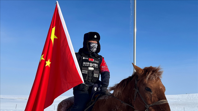 呼倫貝爾陳巴爾虎旗公安局副局長石永志。人民網(wǎng)記者 張敏穎攝