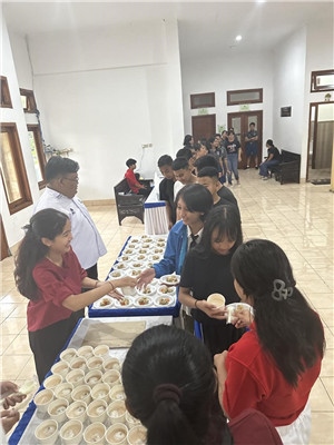學(xué)生們品嘗中華美食湯圓和燒賣。主辦方供圖