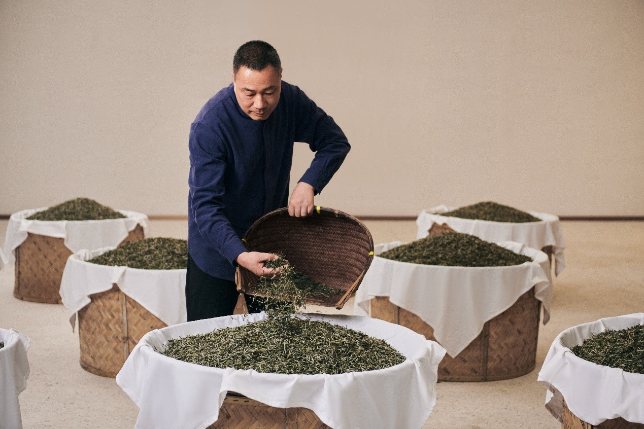 福鼎白茶制作技藝的省級(jí)代表性傳承人林振傳在制茶。受訪者供圖