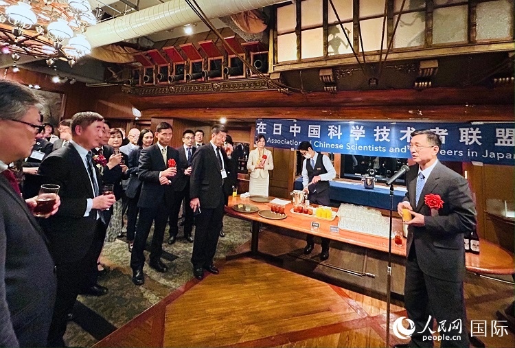中國(guó)駐日本大使館教育處公使銜參贊杜柯偉在紀(jì)念酒會(huì)上致祝酒詞。人民網(wǎng) 許可攝