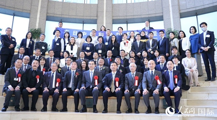 到場(chǎng)嘉賓與中國(guó)駐日本大使吳江浩合影留念。人民網(wǎng) 許可攝