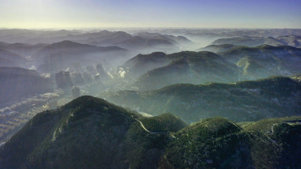 陜西省延安市吳起縣的山山峁峁被茂密的山林覆蓋（2021年12月20日攝，無人機(jī)照片）。新華社記者 陶明 攝