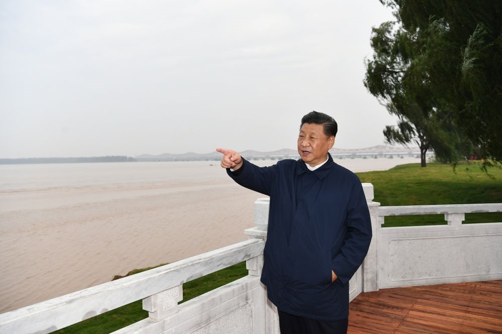 2019年9月16日至18日，中共中央總書記、國(guó)家主席、中央軍委主席習(xí)近平在河南考察。這是17日下午，習(xí)近平在鄭州黃河國(guó)家地質(zhì)公園，眺望黃河鄭州段。新華社記者 謝環(huán)馳 攝