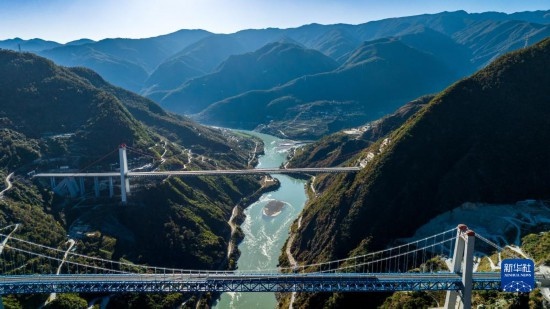 11月25日拍攝的麗香鐵路金沙江特大橋（前），遠處是麗香高速特大橋（無人機照片）。