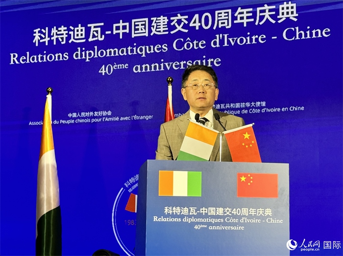 中國人民對(duì)外友好協(xié)會(huì)副會(huì)長(zhǎng)姜江在招待會(huì)上致辭。人民網(wǎng) 謝瑩攝