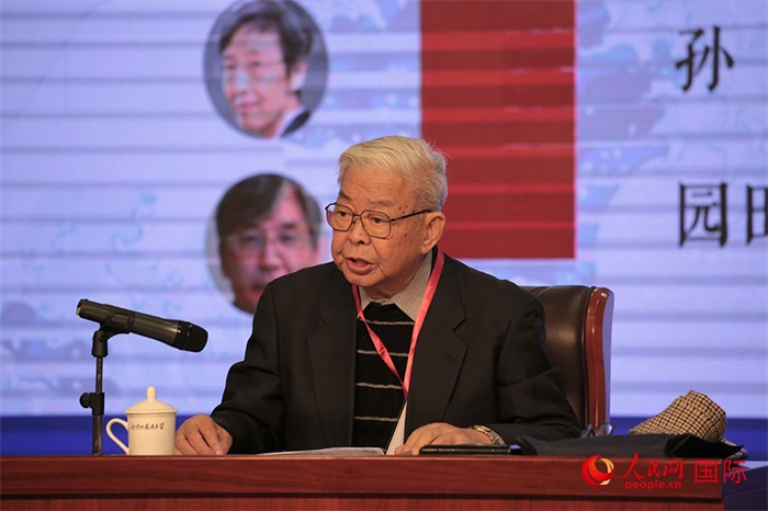 北京外國(guó)語(yǔ)大學(xué)北京日本學(xué)研究中心原主任嚴(yán)安生發(fā)表主旨演講。人民網(wǎng)記者 張麗婭攝