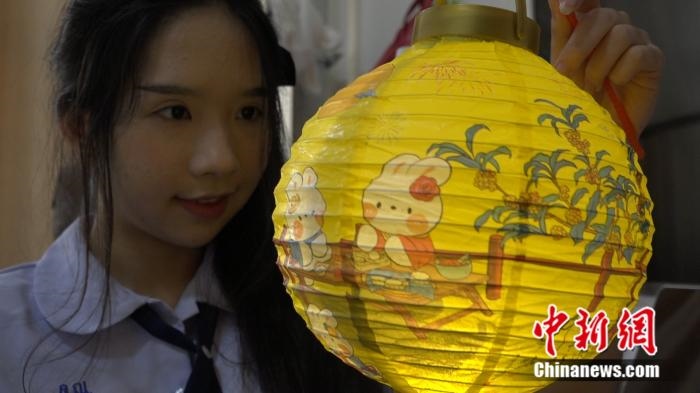 李佳夢正在做兔子花燈。呂盛楠 攝