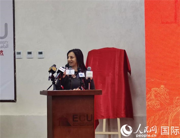 埃及中國(guó)大學(xué)副董事長(zhǎng)索娜塔致辭。人民網(wǎng)記者 沈小曉攝