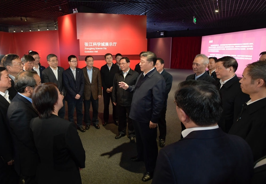 2018年11月6日，習近平在上海張江科學城展示廳考察時，同在場的科技工作者親切交談。