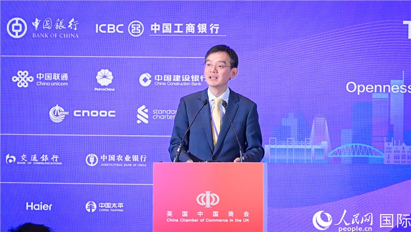 1. 英國中國商會會長、中國銀行倫敦分行行長方文建 致歡迎辭。郭錦標攝_副本