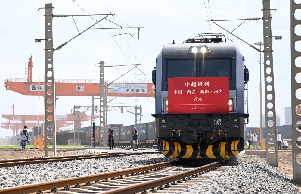 2022年8月23日，陜西首趟中越國際貨運(yùn)班列由西安國際港站駛出開往越南河內(nèi)。新華社記者 李一博 攝