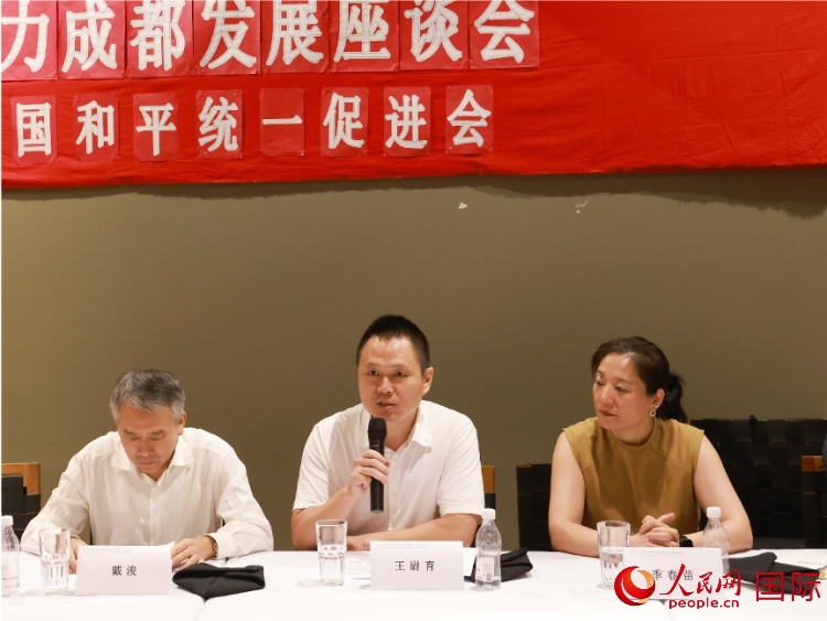 中國駐里約總領(lǐng)館副總領(lǐng)事王尉育（中）在座談會中致辭。人民網(wǎng)記者 陳海琪攝