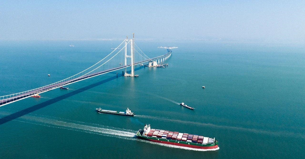 △2023年11月28日，國家重大工程深中通道海底沉管隧道貫通。